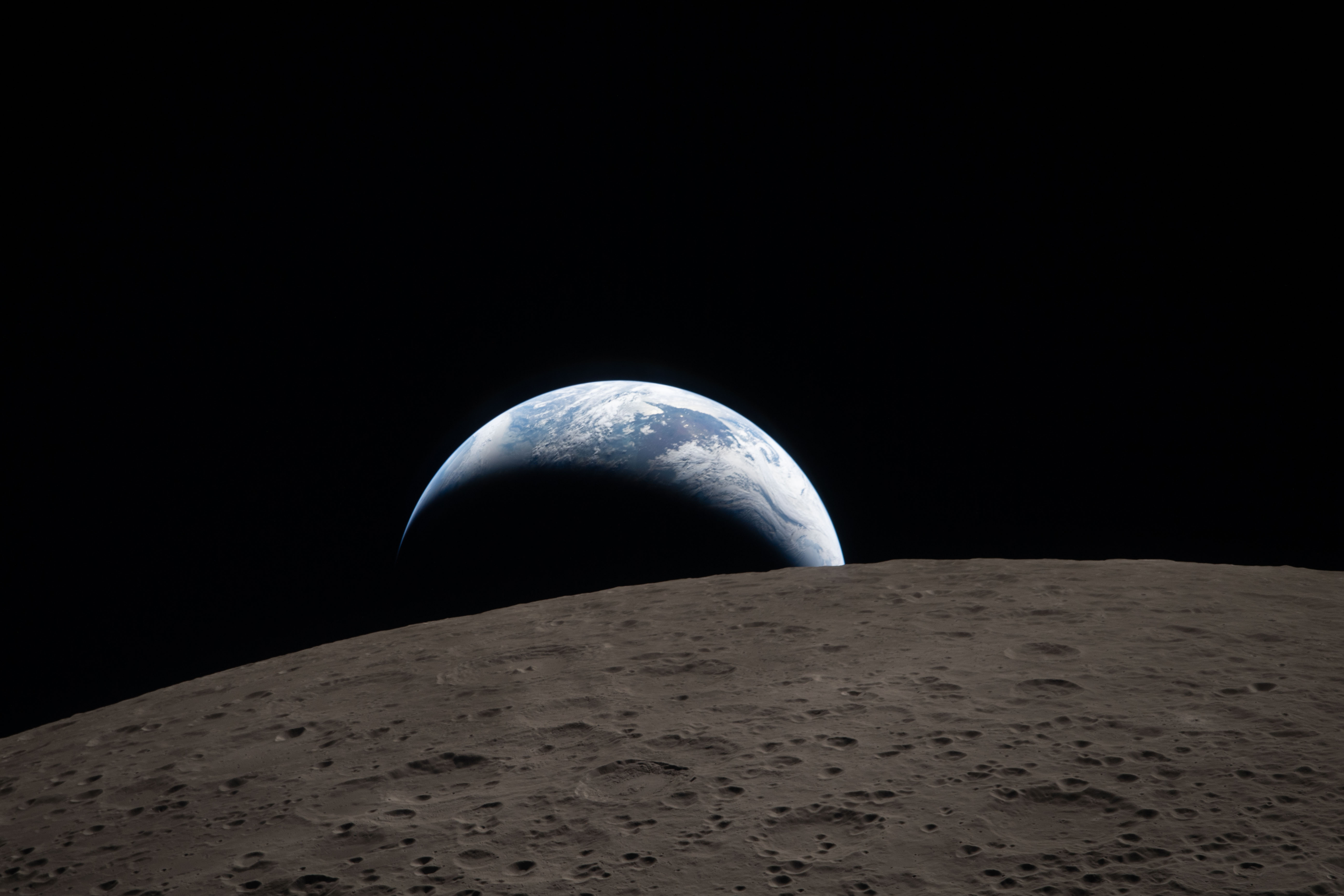 La Tierra poniéndose tras el horizonte lunar, fotografiada desde la nave Orión durante la misión Artemis II el 6 de abril de 2026. La primera vez que ojos humanos vieron este lado de la Luna en más de cincuenta años. Lo que siempre estuvo ahí, finalmente visible.