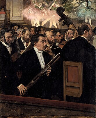 La orquesta de la Ópera, óleo de Edgar Degas, 1870. Los músicos del foso, cada uno encargado de su registro — ninguno toca la obra entera, ninguno la lleva dentro. La partitura distribuida en intérpretes que la reconstruyen completa cada noche. El sistema que el público no mira.