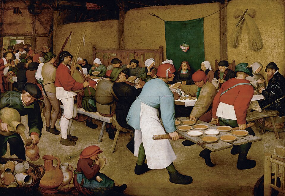 La boda campesina, óleo de Pieter Bruegel el Viejo, c. 1567. Una larga mesa en un granero, un pueblo entero celebrando, y dos hombres sirviendo la comida sobre una puerta. Una fiesta que tardó más en prepararse de lo que durará.