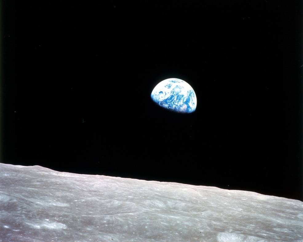 Earthrise, fotografía de Bill Anders desde el Apolo 8, 24 de diciembre de 1968. La Tierra saliendo sobre el horizonte lunar: la primera vez que la humanidad vio su planeta entero, y la vio a la vez.