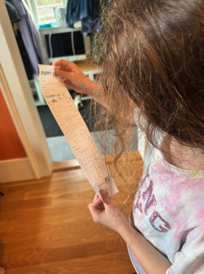Niña leyendo el daily preparado por sus padres con ayuda de un agente de inteligencia artificial.